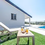 Lovely Modern Antea With Private Pool Near
