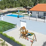 Lovely Modern Antea With Private Pool Near Vakantiehuis