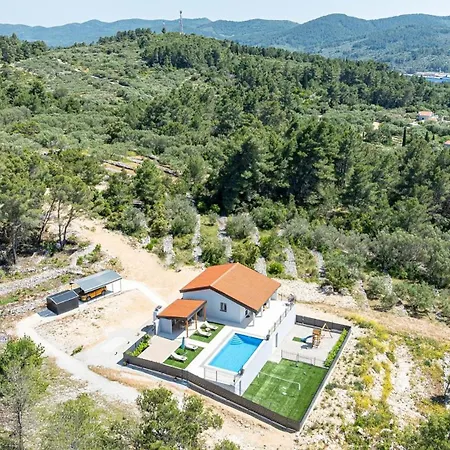 Lovely Modern Antea With Private Pool Near 度假居