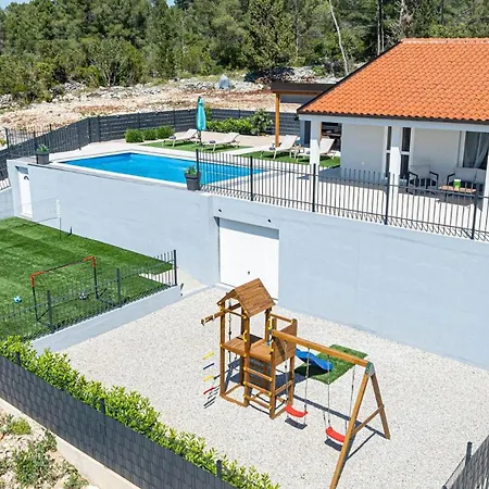 Lovely Modern Antea With Private Pool Near 度假居
