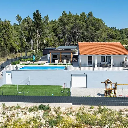 Lovely Modern Antea With Private Pool Near